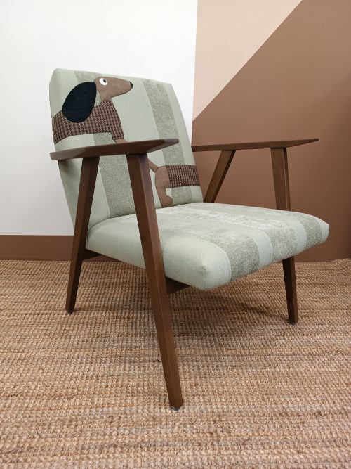 Fotel PRL typ 300-196 "Jamnik" po renowacji z tkanin z upcyclingu